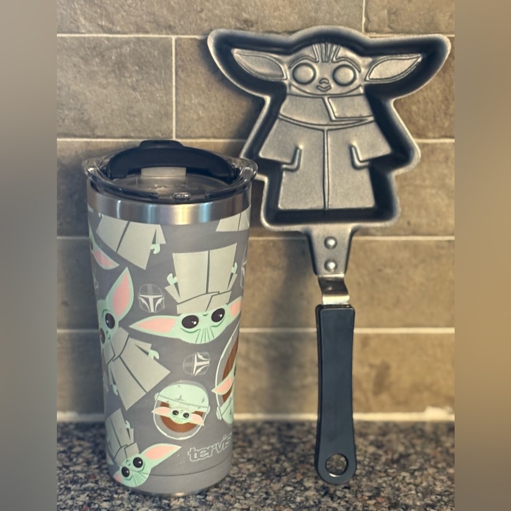 Mandalorian Star Wars Baby Yoda 20 Oz. Tumbler and Pancake Pan Set
